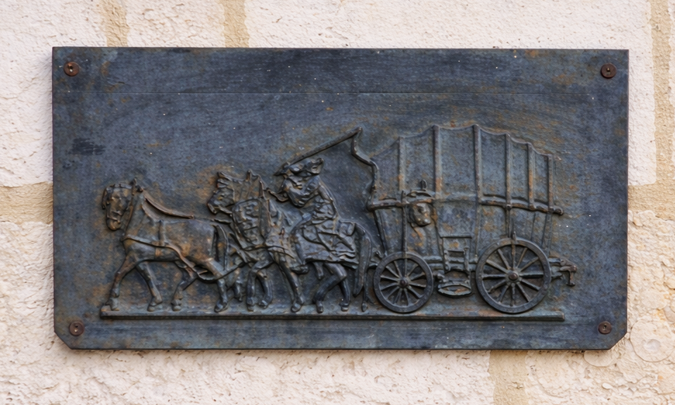 Plaque signalétique contemporaine indiquant l’emplacement de l’ancien logis du relais de poste à Launois-sur-Vence (Ardennes). Photographie en couleurs, prise de vue effectuée le dimanche 8 mars 2026. Crédits photographiques : © 2020 laromagne.info par Marie-Noëlle ESTIEZ BONHOMME.