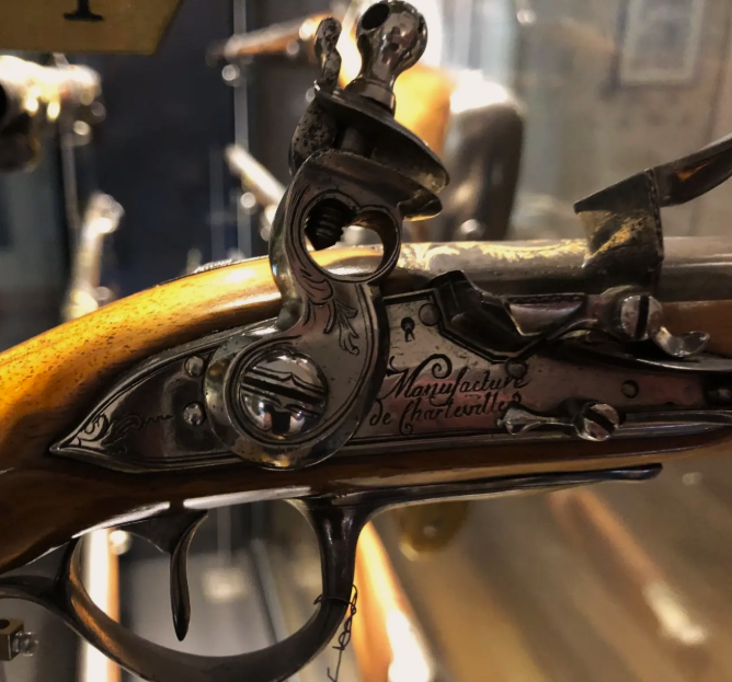 
Pistolet d’officier de maréchaussée, modèle 1770, manufacture de Charleville ; acier, fer, bois ; numéro d’inventaire 999.14.1. ; œuvre conservée au musée de l’Ardenne (Charleville-Mézières), notice descriptive consultable en ligne sur le portail MUSEAR – Les musées de Charleville‑Mézières.