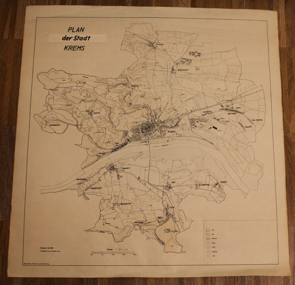 Plan général de la ville de Krems réalisé en juin 1943. Archives municipales de Krems (Stadtarchiv Krems). Photographie en couleurs, prise de vue effectuée le mardi 1er juillet 2025. Crédits photographiques : © 2020 laromagne.info par Marie-Noëlle ESTIEZ BONHOMME.