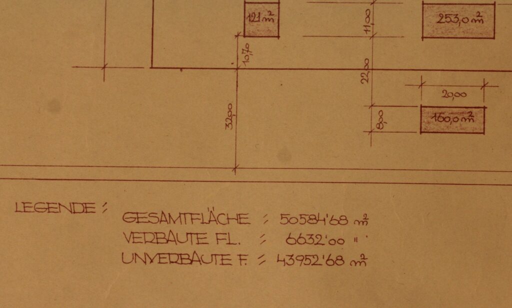 Plan du lazaret (détail des surfaces). Archives municipales de Krems (Stadtarchiv Krems). Photographie en couleurs, prise de vue effectuée le mardi 1er juillet 2025. Crédits photographiques : © 2020 laromagne.info par Marie-Noëlle ESTIEZ BONHOMME.