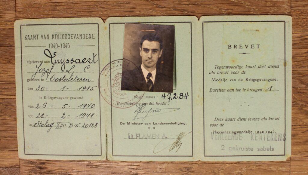 
Carte d’identité d’un prisonnier de guerre du Stalag XVII B. Archives municipales de Krems (Stadtarchiv Krems). Photographie en couleurs, prise de vue effectuée le mardi 1er juillet 2025. Crédits photographiques : © 2020 laromagne.info par Marie-Noëlle ESTIEZ BONHOMME.
