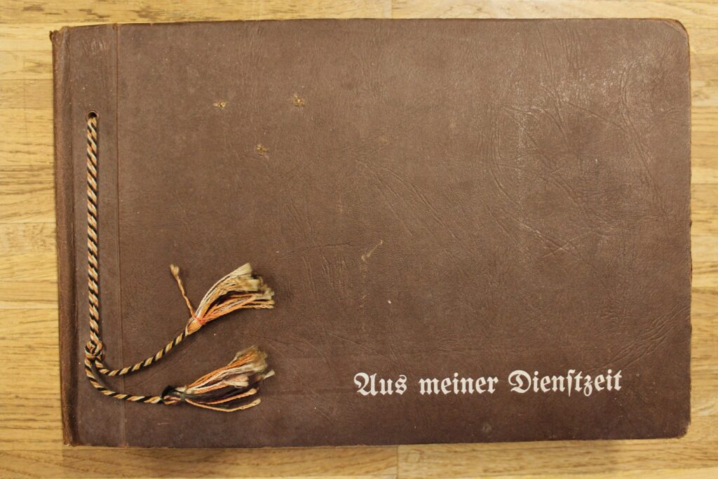 Album photographique Aus meiner Dienstzeit. Archives municipales de Krems (Stadtarchiv Krems). Photographie en couleurs, prise de vue effectuée le mardi 1er juillet 2025. Crédits photographiques : © 2020 laromagne.info par Marie-Noëlle ESTIEZ BONHOMME.