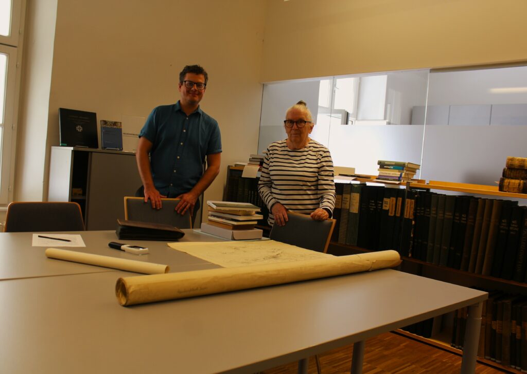 Rencontre entre Marie-Noëlle Estiez Bonhomme et Daniel Haberler-Maier, archiviste aux archives municipales de Krems (Stadtarchiv Krems). Photographie en couleurs, prise de vue effectuée le mardi 1er juillet 2025. Crédits photographiques : © 2020 laromagne.info par Marie-Noëlle ESTIEZ BONHOMME.