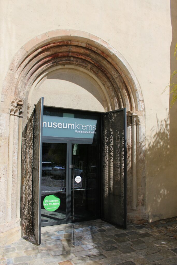 Entrée du musée municipal de Krems (museumkrems) . Photographie en couleurs, prise de vue effectuée le mardi 1er juillet 2025. Crédits photographiques : © 2020 laromagne.info par Marie-Noëlle ESTIEZ BONHOMME.