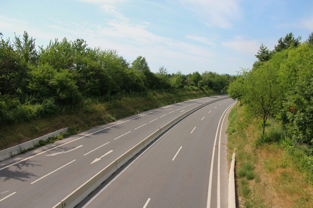  Ancienne autoroute du Reich. Photographie en couleurs, prise de vue effectuée le jeudi 3 juillet 2025. Crédits photographiques : © 2020 laromagne.info par Marie-Noëlle ESTIEZ BONHOMME.