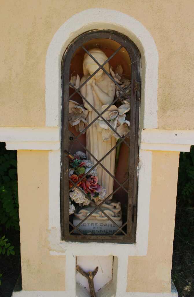 Statue de Notre-Dame des prisonniers. Photographie en couleurs, prise de vue effectuée le jeudi 3 juillet 2025. Crédits photographiques : © 2020 laromagne.info par Marie-Noëlle ESTIEZ BONHOMME.