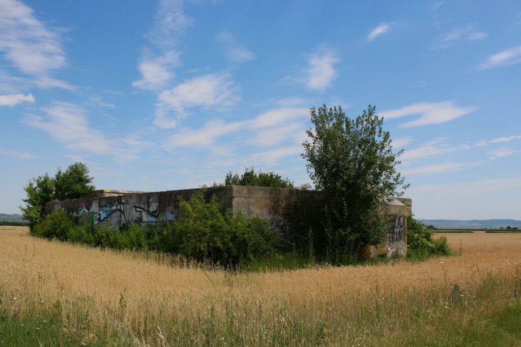 Vestiges du réservoir d’eau du Stalag XVII B. Photographie en couleurs, prise de vue effectuée le jeudi 3 juillet 2025. Crédits photographiques : © 2020 laromagne.info par Marie-Noëlle ESTIEZ BONHOMME.