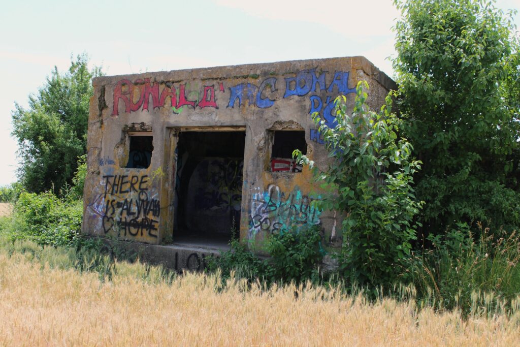 Vestiges du réservoir d’eau du Stalag XVII B. Photographie en couleurs, prise de vue effectuée le jeudi 3 juillet 2025. Crédits photographiques : © 2020 laromagne.info par Marie-Noëlle ESTIEZ BONHOMME.
