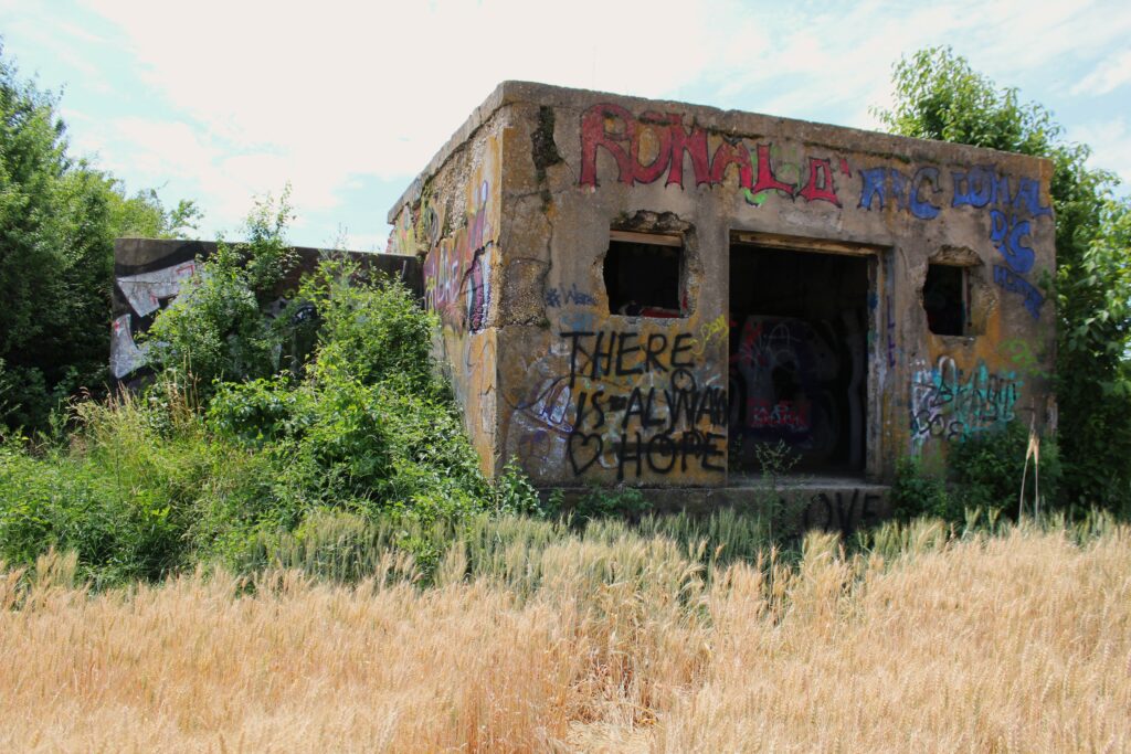Vestiges du réservoir d’eau du Stalag XVII B. Photographie en couleurs, prise de vue effectuée le jeudi 3 juillet 2025. Crédits photographiques : © 2020 laromagne.info par Marie-Noëlle ESTIEZ BONHOMME.