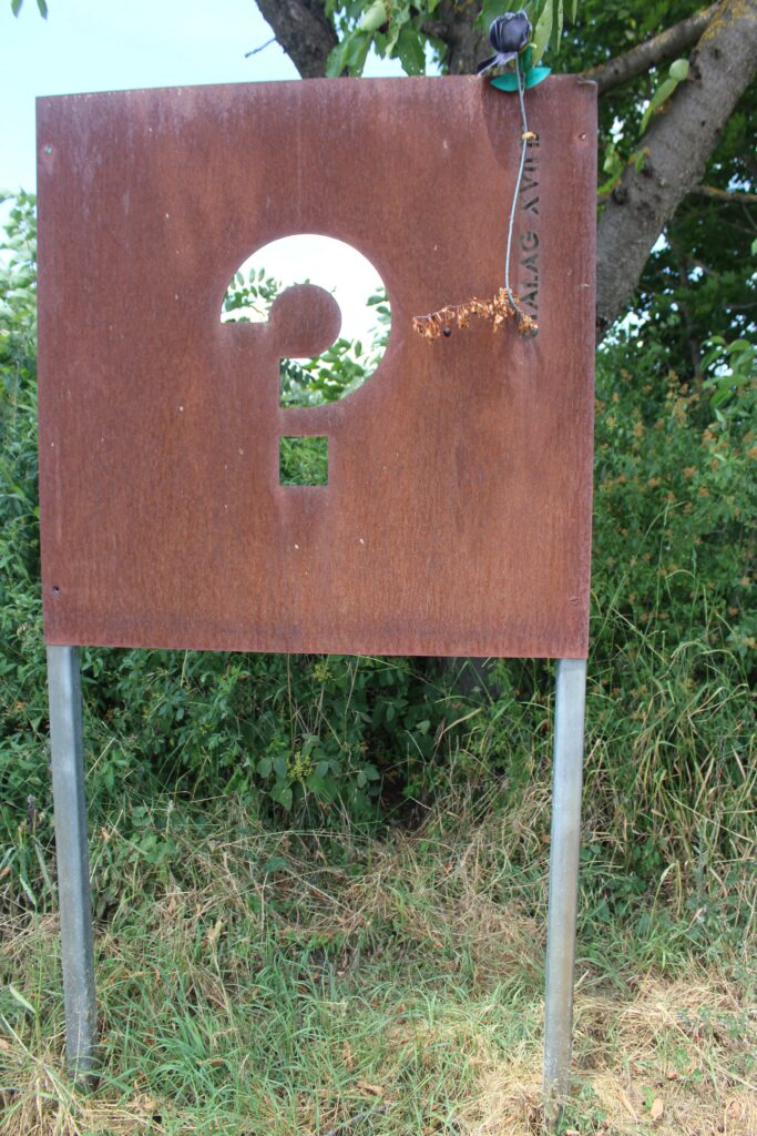 Plaque symbolisant l’ancienne limite du Stalag XVII B. Photographie en couleurs, prise de vue effectuée le jeudi 3 juillet 2025. Crédits photographiques : © 2020 laromagne.info par Marie-Noëlle ESTIEZ BONHOMME.