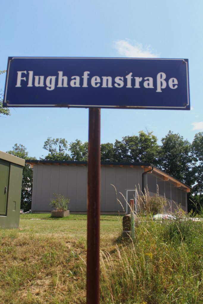 Aérodrome de Krems-Langenlois, incluant la salle du souvenir consacrée au Stalag XVII B. Photographie en couleurs, prise de vue effectuée le jeudi 3 juillet 2025. Crédits photographiques : © 2020 laromagne.info par Marie-Noëlle ESTIEZ BONHOMME.