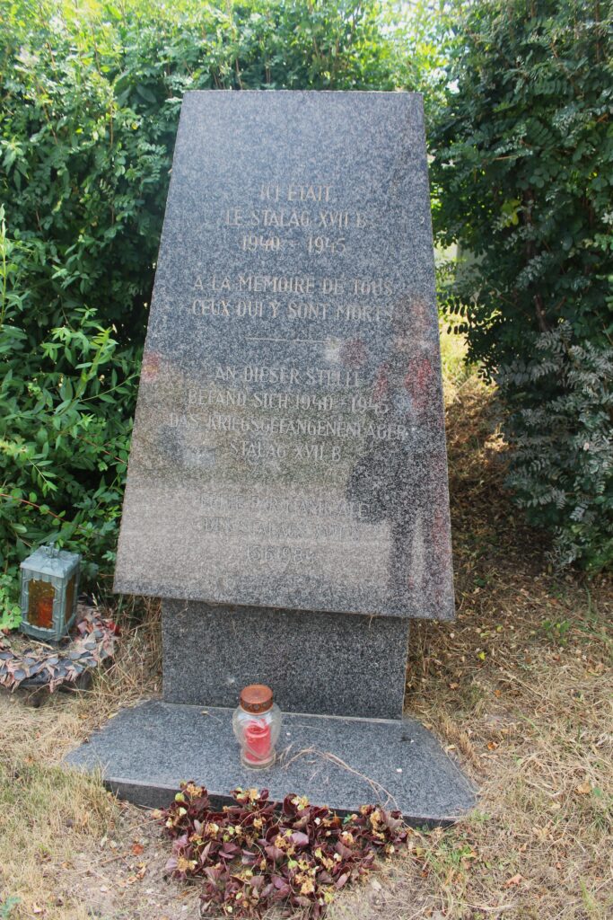 Plaques commémoratives. Aérodrome de Krems-Langenlois, incluant la salle du souvenir consacrée au Stalag XVII B. Photographies en couleurs, prises de vue effectuées le jeudi 3 juillet 2025. Crédits photographiques : © 2020 laromagne.info par Marie-Noëlle ESTIEZ BONHOMME.