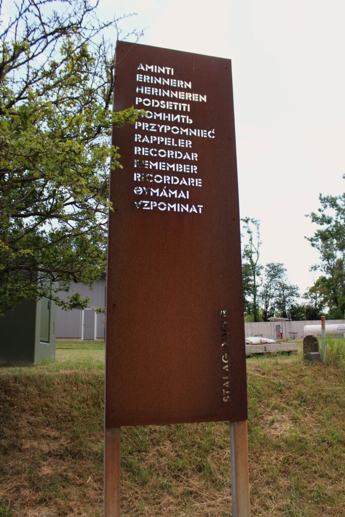 Plaques commémoratives. Aérodrome de Krems-Langenlois, incluant la salle du souvenir consacrée au Stalag XVII B. Photographies en couleurs, prises de vue effectuées le jeudi 3 juillet 2025. Crédits photographiques : © 2020 laromagne.info par Marie-Noëlle ESTIEZ BONHOMME.