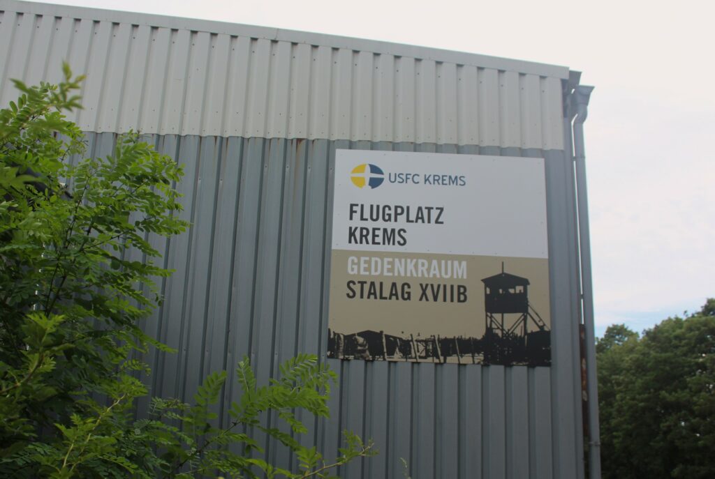 Salle du souvenir consacrée au Stalag XVII B. Aérodrome de Krems-Langenlois. Photographie en couleurs, prise de vue effectuée le jeudi 3 juillet 2025. Crédits photographiques : © 2020 laromagne.info par Marie-Noëlle ESTIEZ BONHOMME.