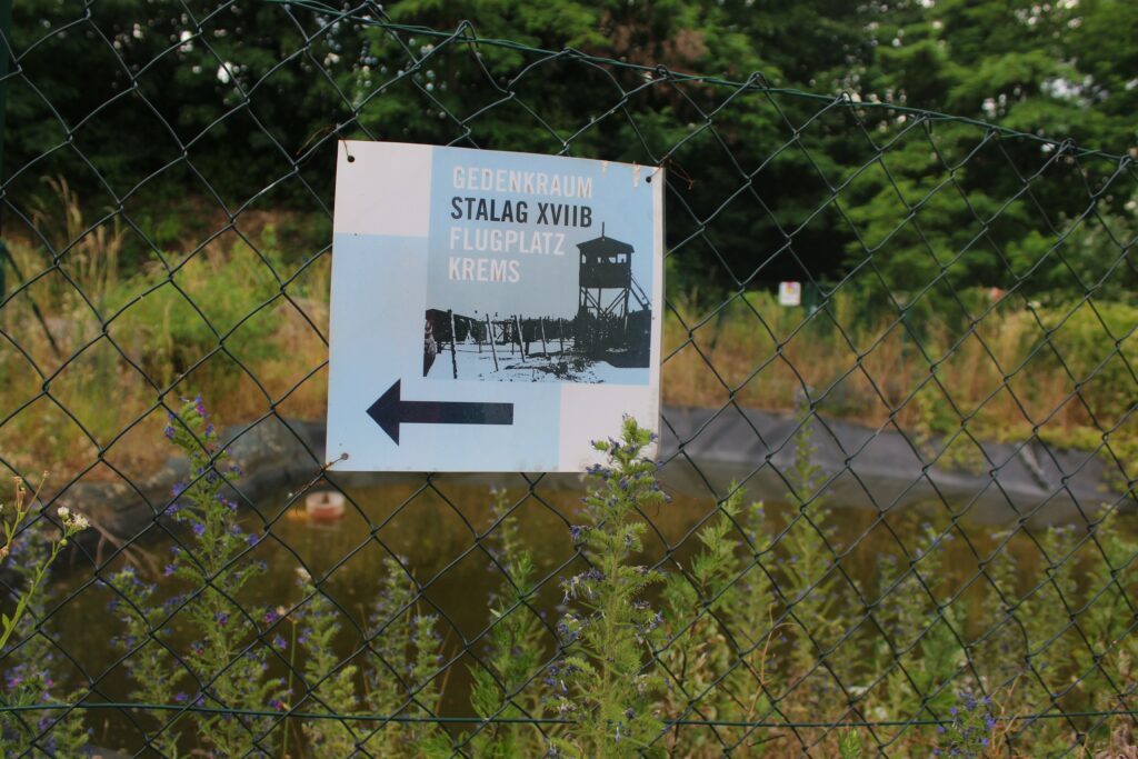 Salle du souvenir consacrée au Stalag XVII B. Aérodrome de Krems-Langenlois. Photographie en couleurs, prise de vue effectuée le jeudi 3 juillet 2025. Crédits photographiques : © 2020 laromagne.info par Marie-Noëlle ESTIEZ BONHOMME.
