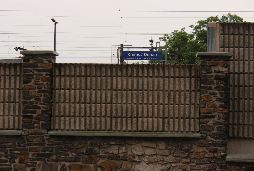 Mur de la gare de Krems an der Donau. Photographie en couleurs, prise de vue effectuée le jeudi 3 juillet 2025. Crédits photographiques : © 2020 laromagne.info par Marie-Noëlle ESTIEZ BONHOMME.