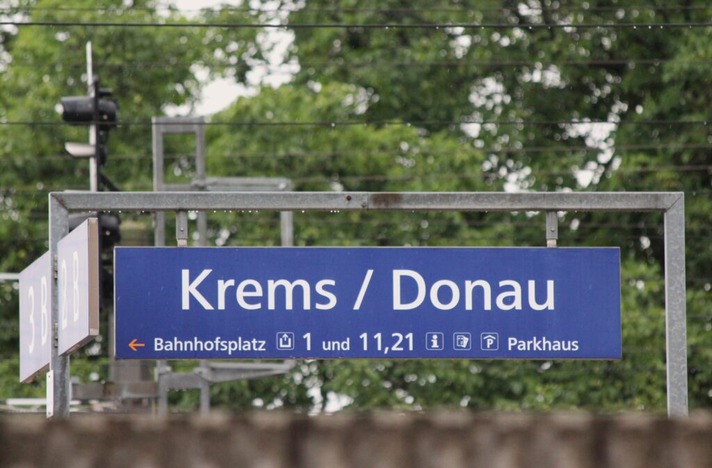 Signalétique de la ligne de Krems an der Donau. Photographie en couleurs, prise de vue effectuée le jeudi 3 juillet 2025. Crédits photographiques : © 2020 laromagne.info par Marie-Noëlle ESTIEZ BONHOMME.