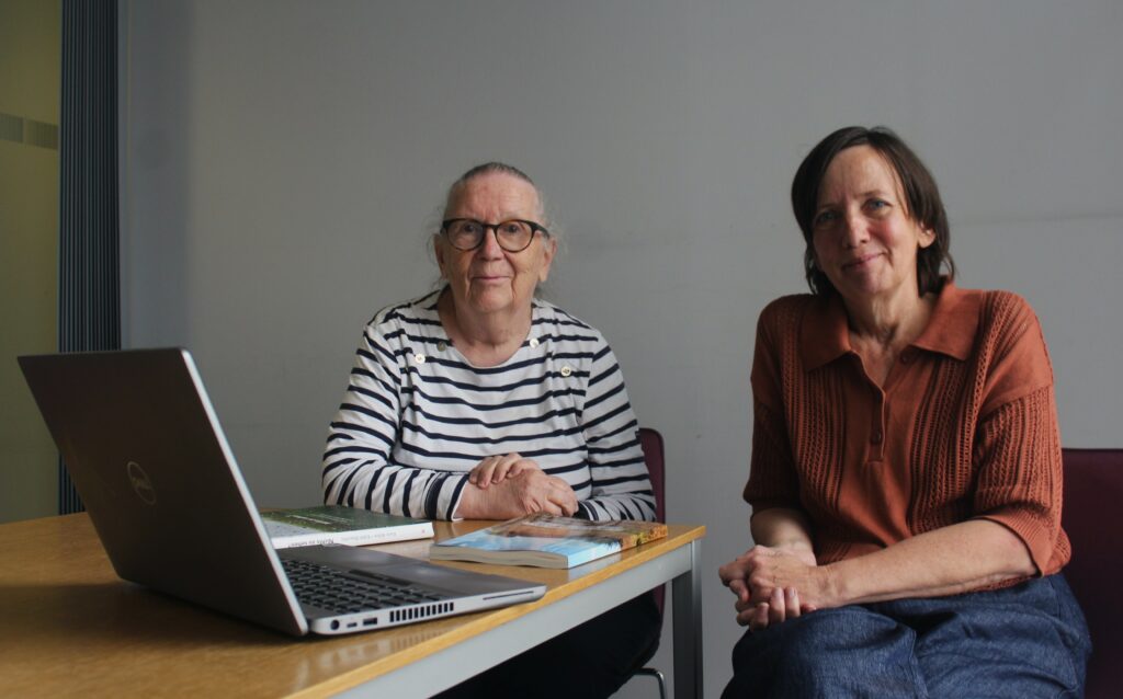 Rencontre entre Marie-Noëlle Estiez Bonhomme et Edith Blaschitz à l’Université de formation continue de Krems (Universität für Weiterbildung Krems). Photographie en couleurs, prise de vue effectuée le lundi 7 juillet 2025. Crédits photographiques : © 2020 laromagne.info par Marie-Noëlle ESTIEZ BONHOMME.