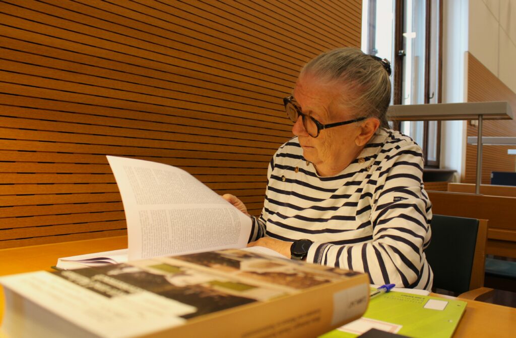Marie-Noëlle Estiez Bonhomme à la Bibliothèque nationale d’Autriche (Österreichische Nationalbibliothek), vue intérieure. Photographie en couleurs, prise de vue effectuée le lundi 7 juillet 2025. Crédits photographiques : © 2020 laromagne.info par Marie-Noëlle ESTIEZ BONHOMME.