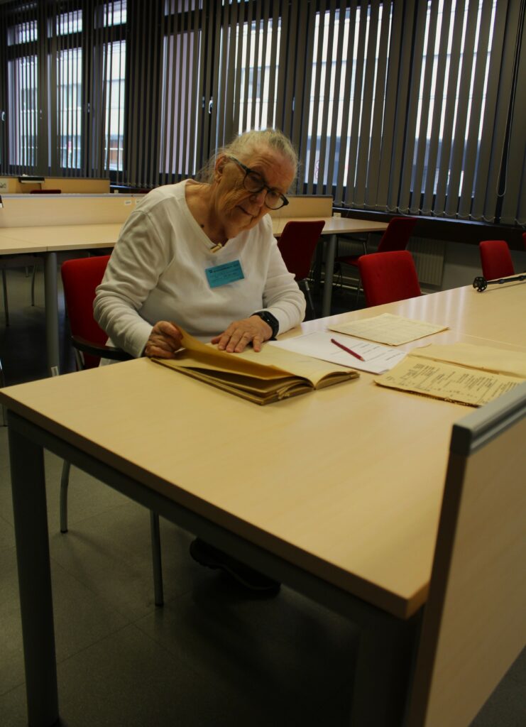 Marie-Noëlle Estiez Bonhomme aux Archives nationales d’Autriche (Österreichisches Staatsarchiv, ÖStA), vue intérieure. Photographie en couleurs, prise de vue effectuée mercredi 9 juillet 2025. Crédits photographiques : © 2020 laromagne.info par Marie-Noëlle ESTIEZ BONHOMME.