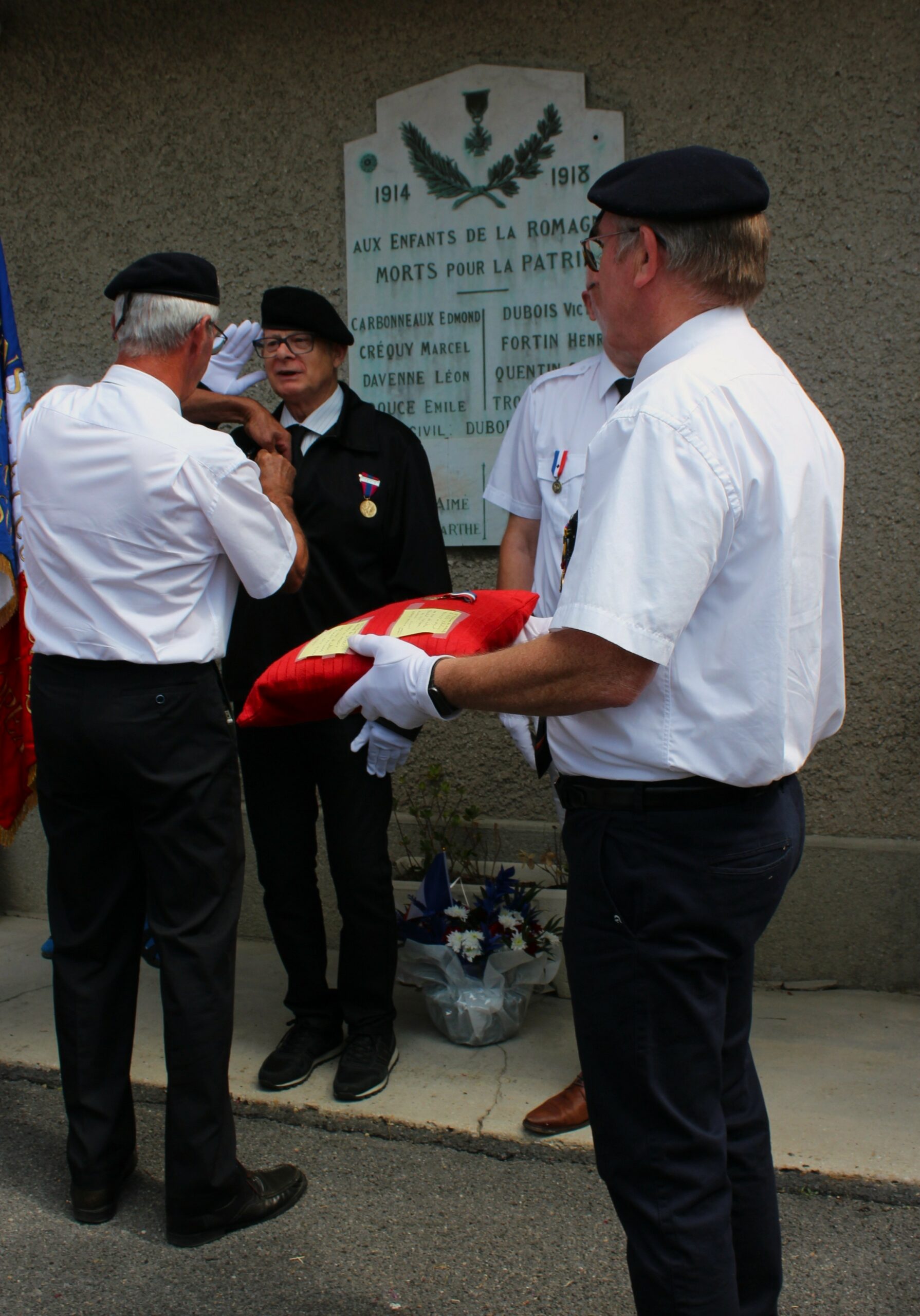L'Union nationale des combattants (UNC) attribue des insignes d'ancienneté aux porte-drapeau, ainsi que des médailles du Mérite de l’UNC. Photographies en couleurs, prises de vue réalisées le mardi 14 juillet 2026. Crédits photographiques : © 2020 laromagne.info par Marie-Noëlle ESTIEZ BONHOMME.