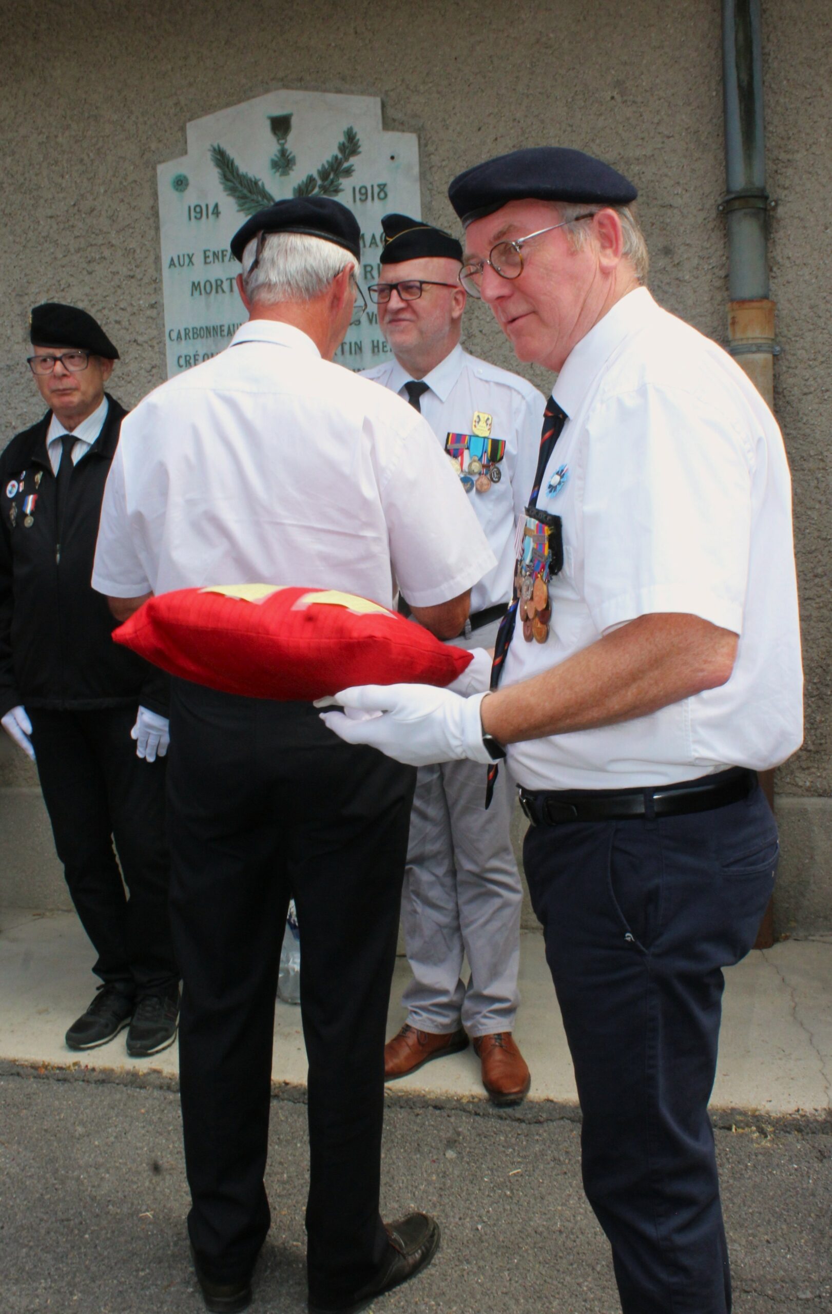 L'Union nationale des combattants (UNC) attribue des insignes d'ancienneté aux porte-drapeau, ainsi que des médailles du Mérite de l’UNC. Photographies en couleurs, prises de vue réalisées le mardi 14 juillet 2026. Crédits photographiques : © 2020 laromagne.info par Marie-Noëlle ESTIEZ BONHOMME.