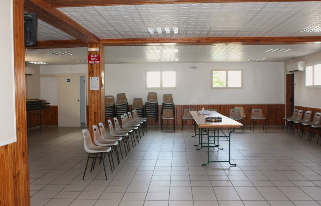 À l'issue de la cérémonie, les participants se sont retrouvés dans la salle des fêtes de La Romagne (Ardennes) pour le vin d'honneur offert par la municipalité. Photographies en couleurs, prises de vue réalisées le mardi 14 juillet 2026. Crédits photographiques : © 2020 laromagne.info par Marie-Noëlle ESTIEZ BONHOMME.