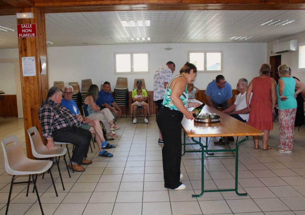 À l'issue de la cérémonie, les participants se sont retrouvés dans la salle des fêtes de La Romagne (Ardennes) pour le vin d'honneur offert par la municipalité. Photographies en couleurs, prises de vue réalisées le mardi 14 juillet 2026. Crédits photographiques : © 2020 laromagne.info par Marie-Noëlle ESTIEZ BONHOMME.
