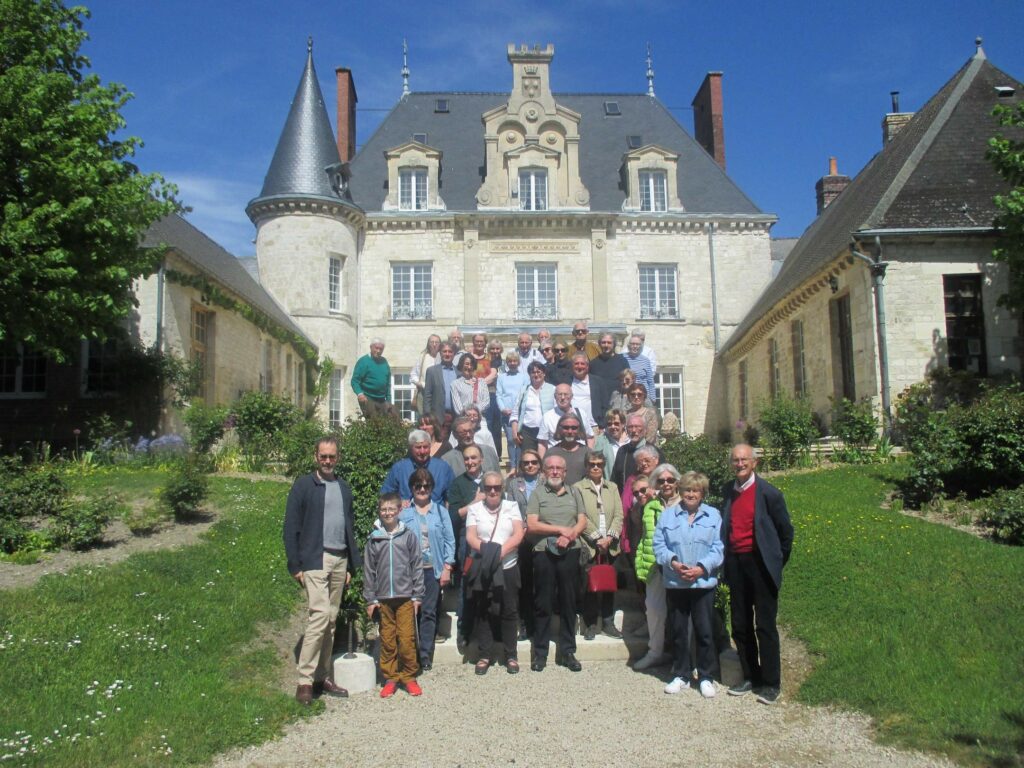 Photographie de groupe lors de la journée « À la découverte du Porcien », organisée par l’association Sites & Monuments, en partenariat avec Vieilles Maisons Françaises (VMF), samedi 25 avril 2026, devant la façade principale du château de Sévigny-Waleppe (Ardennes). Photographie en couleurs, prise de vue réalisée le samedi 25 avril 2026. Crédits photographiques : © 2026 Sites & Monuments. Droits de reproduction réservés et strictement limités.