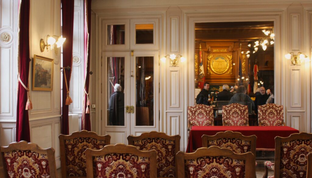 Vues intérieures de la salle des mariages et du musée de Guerre de l’hôtel de ville de Verdun (Meuse). Photographies en couleurs, prises de vue réalisées le samedi 4 avril 2026. Crédits photographiques : © 2020 laromagne.info par Marie-Noëlle ESTIEZ BONHOMME.