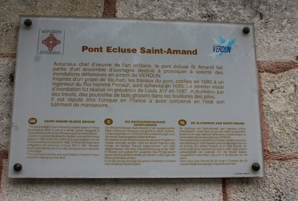Plaque explicative du pont-écluse Saint-Amand à Verdun (Meuse). Photographie en couleurs, prise de vue réalisée le samedi 4 avril 2026. Crédits photographiques : © 2020 laromagne.info par Marie-Noëlle ESTIEZ BONHOMME.