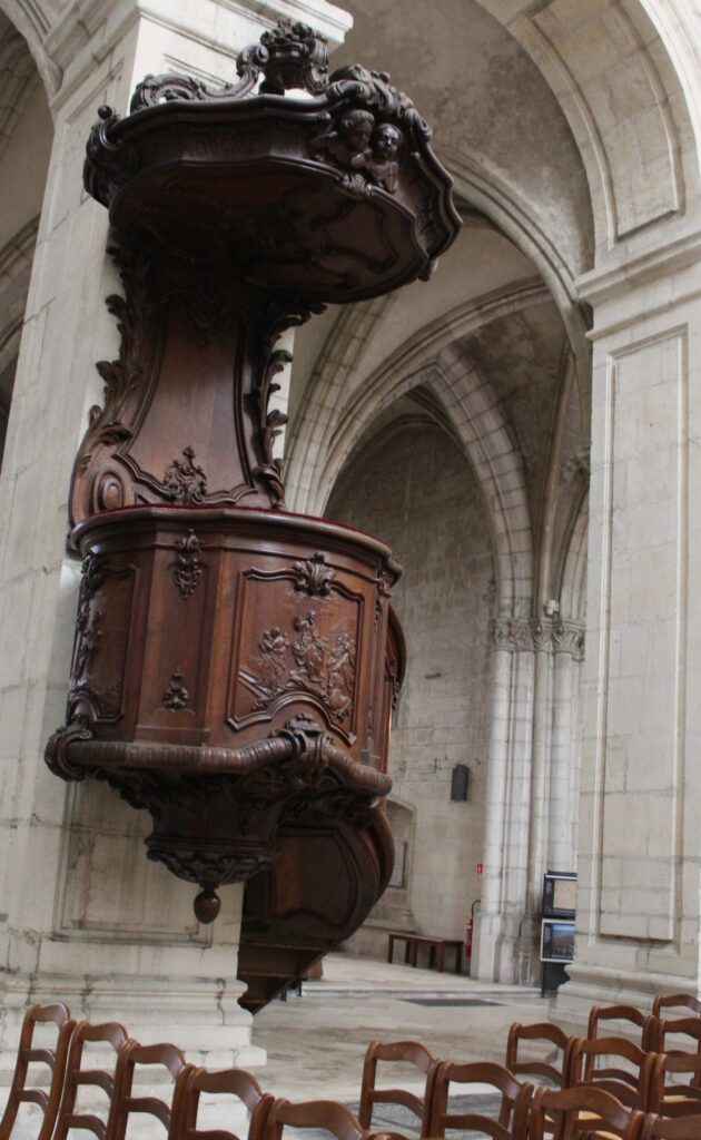 Vues intérieures de la cathédrale Notre-Dame de Verdun (Meuse). Photographies en couleurs, prises de vue réalisées le samedi 4 avril 2026. Crédits photographiques : © 2020 laromagne.info par Marie-Noëlle ESTIEZ BONHOMME.