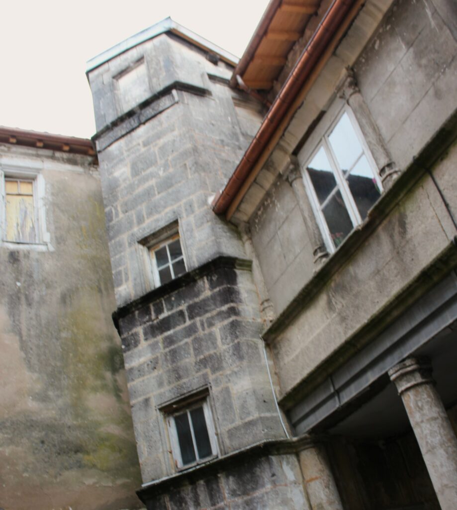 Vues de la cour intérieure de la maison dite « du pape Jules II » à Verdun (Meuse). Photographies en couleurs, prises de vue réalisées le samedi 4 avril 2026. Crédits photographiques : © 2020 laromagne.info par Marie-Noëlle ESTIEZ BONHOMME.
