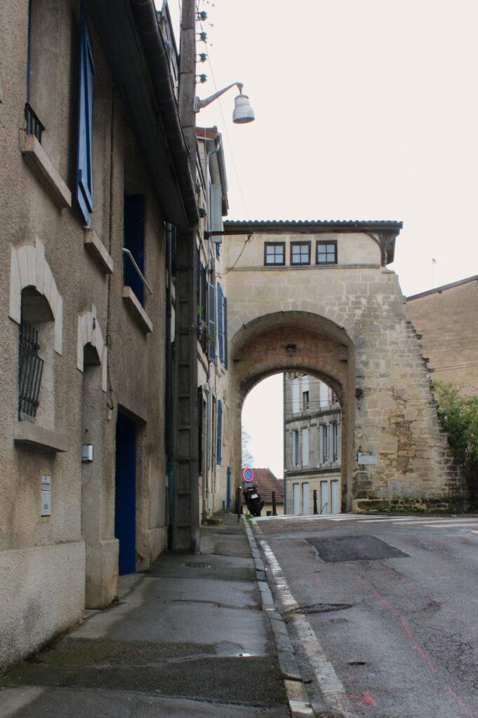 Présente lors de cette excursion, Marie-Noëlle ESTIEZ BONHOMME, membre de la Société d'histoire des Ardennes, a partagé avec le blog laromagne.info plusieurs photographies qui témoignent de la richesse du patrimoine verdunois.
