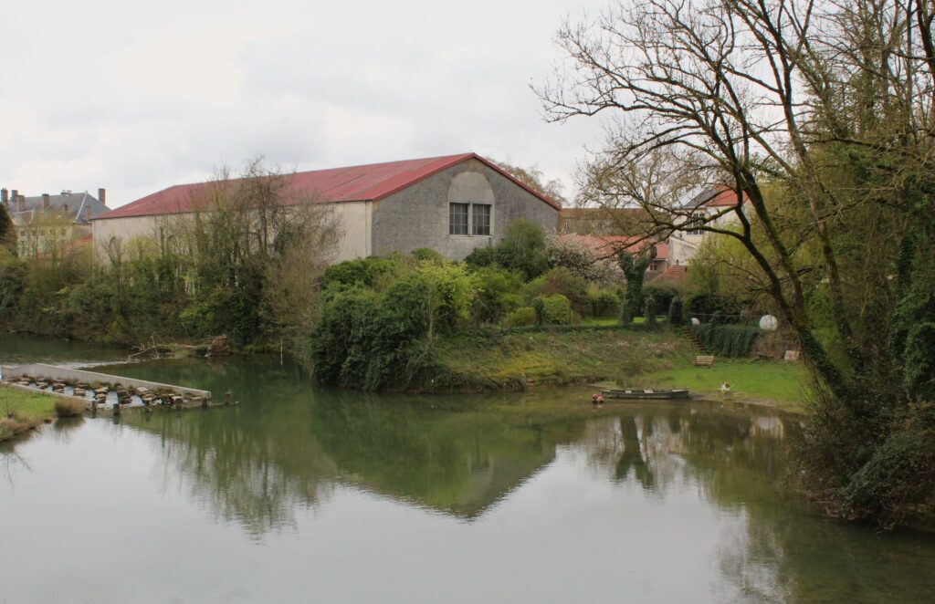 Vues extérieures depuis le pont-écluse Saint-Amand à Verdun (Meuse). Photographies en couleurs, prises de vue réalisées le samedi 4 avril 2026. Crédits photographiques : © 2020 laromagne.info par Marie-Noëlle ESTIEZ BONHOMME.