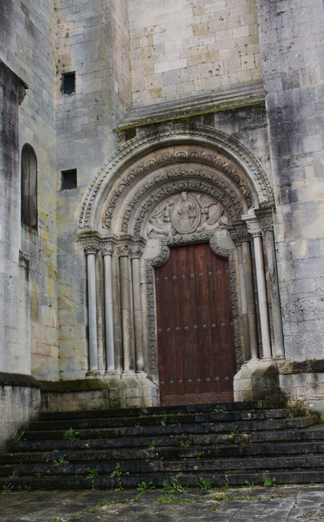 Portail de la cathédrale Notre-Dame de Verdun (Meuse), datant du XVIIIe siècle, et retrouvé après un bombardement, qui a provoqué l’effondrement du mur qui le masquait. Photographie en couleurs, prise de vue réalisée le samedi 4 avril 2026. Crédits photographiques : © 2020 laromagne.info par Marie-Noëlle ESTIEZ BONHOMME.