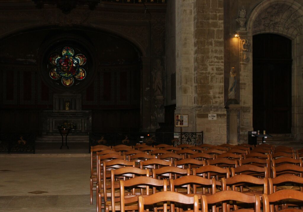 Vues intérieures de la cathédrale Notre-Dame de Verdun (Meuse). Photographies en couleurs, prises de vue réalisées le samedi 4 avril 2026. Crédits photographiques : © 2020 laromagne.info par Marie-Noëlle ESTIEZ BONHOMME.