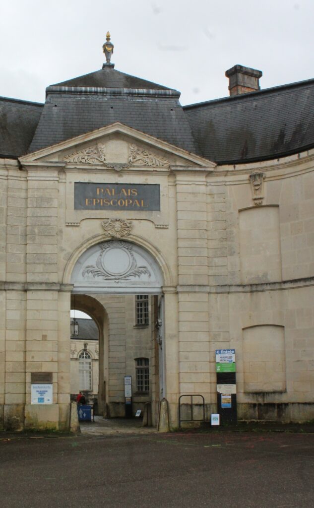 Façade principale du palais épiscopal à Verdun (Meuse). Photographie en couleurs, prise de vue réalisée le samedi 4 avril 2026. Crédits photographiques : © 2020 laromagne.info par Marie-Noëlle ESTIEZ BONHOMME.