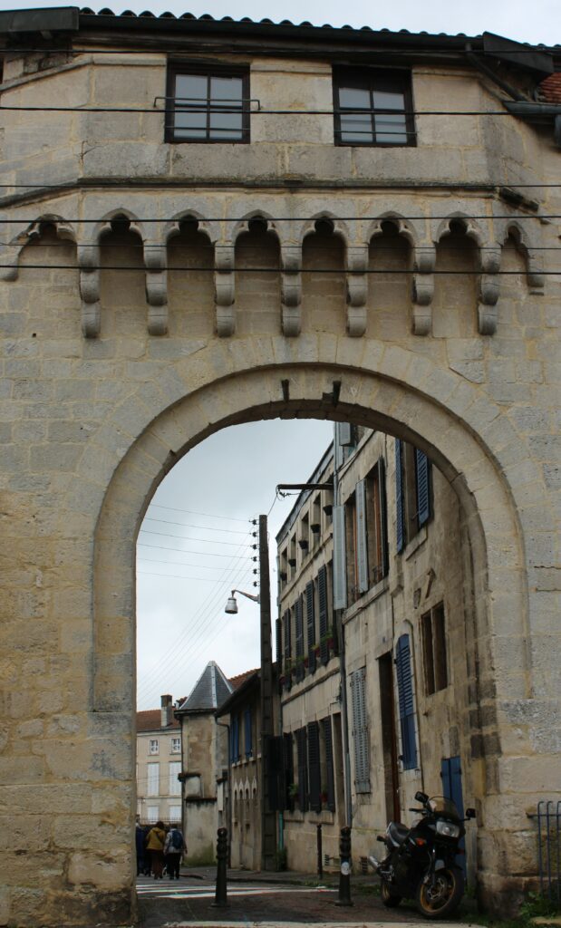 Tout au long de la journée, les commentaires de Christian Camuzeaux, accompagnés de Florent Simonet, président de la Société d'histoire des Ardennes, ont mis en lumière le rôle de Verdun (Meuse) comme ancienne cité épiscopale, place forte du royaume renforcée par Vauban, puis symbole de résilience après les destructions des guerres.