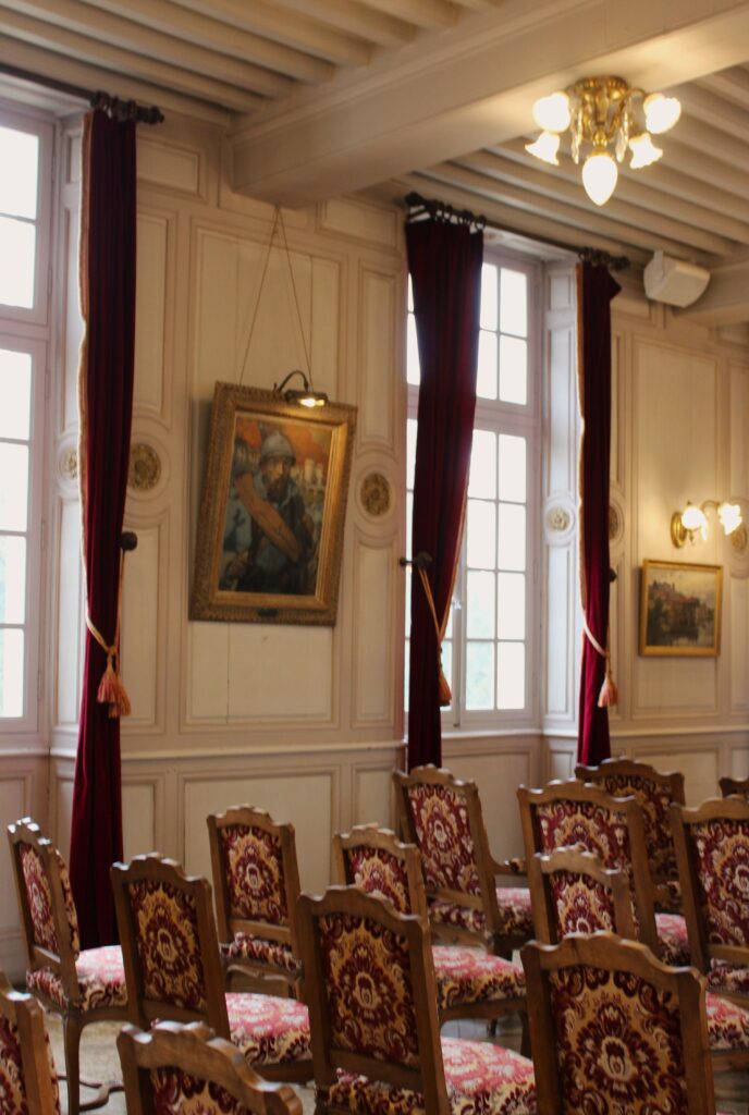 Vues intérieures de la salle des mariages et du musée de Guerre de l’hôtel de ville de Verdun (Meuse). Photographies en couleurs, prises de vue réalisées le samedi 4 avril 2026. Crédits photographiques : © 2020 laromagne.info par Marie-Noëlle ESTIEZ BONHOMME.