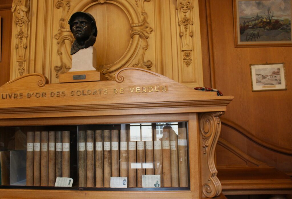 Vues intérieures de la salle des mariages et du musée de Guerre de l’hôtel de ville de Verdun (Meuse). Photographies en couleurs, prises de vue réalisées le samedi 4 avril 2026. Crédits photographiques : © 2020 laromagne.info par Marie-Noëlle ESTIEZ BONHOMME.