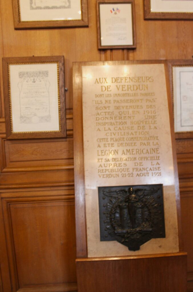 Vues intérieures de la salle des mariages et du musée de Guerre de l’hôtel de ville de Verdun (Meuse). Photographies en couleurs, prises de vue réalisées le samedi 4 avril 2026. Crédits photographiques : © 2020 laromagne.info par Marie-Noëlle ESTIEZ BONHOMME.