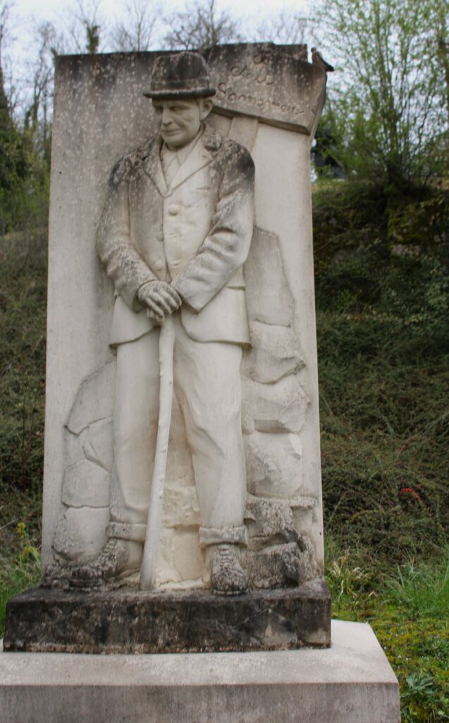 L'excursion s'est achevée à Samogneux (Meuse), devant la sculpture du père Barnabé, érigée en hommage aux habitants des villages de la Meuse détruits pendant la Première Guerre mondiale.