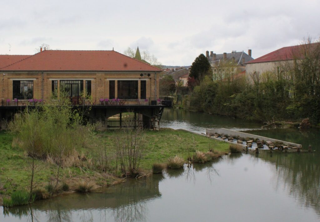 Vues extérieures depuis le pont-écluse Saint-Amand à Verdun (Meuse). Photographies en couleurs, prises de vue réalisées le samedi 4 avril 2026. Crédits photographiques : © 2020 laromagne.info par Marie-Noëlle ESTIEZ BONHOMME.