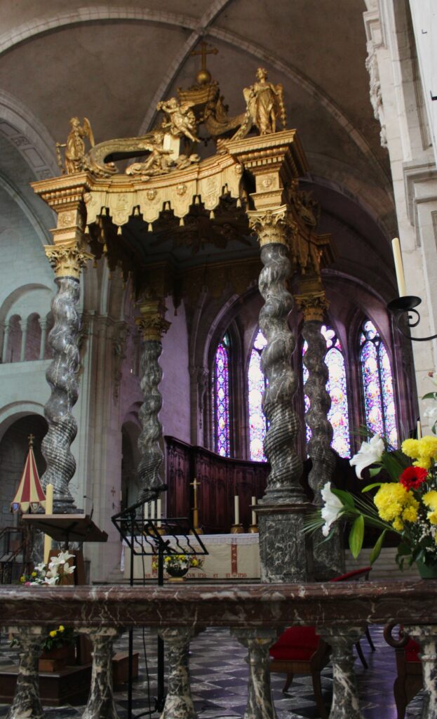 Vues intérieures de la cathédrale Notre-Dame de Verdun (Meuse). Photographies en couleurs, prises de vue réalisées le samedi 4 avril 2026. Crédits photographiques : © 2020 laromagne.info par Marie-Noëlle ESTIEZ BONHOMME.