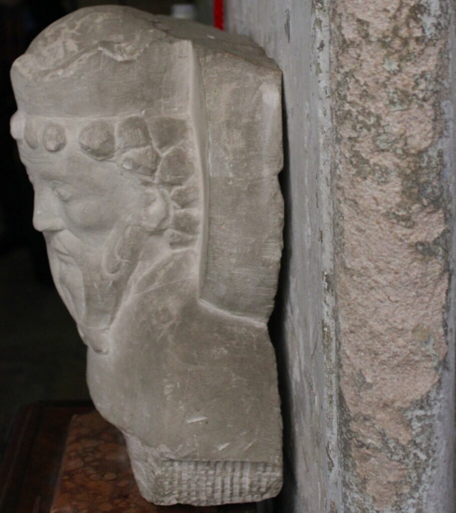 Sculpture en pierre présentée dans la maison dite « du pape Jules II » à Verdun (Meuse). Photographie en couleur, prise de vue réalisée le samedi 4 avril 2026. Crédits photographiques : © 2020 laromagne.info par Marie-Noëlle ESTIEZ BONHOMME.