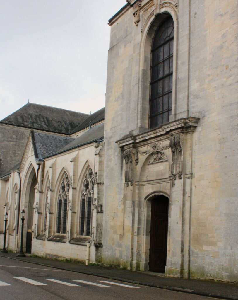 Entrée latérale de la cathédrale Notre-Dame de Verdun (Meuse). Photographie en couleurs, prise de vue réalisée le samedi 4 avril 2026.Crédits photographiques : © 2020 laromagne.info par Marie-Noëlle ESTIEZ BONHOMME.