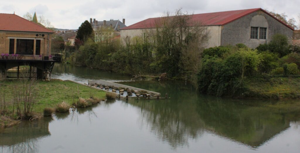 Vues extérieures depuis le pont-écluse Saint-Amand à Verdun (Meuse). Photographies en couleurs, prises de vue réalisées le samedi 4 avril 2026. Crédits photographiques : © 2020 laromagne.info par Marie-Noëlle ESTIEZ BONHOMME.