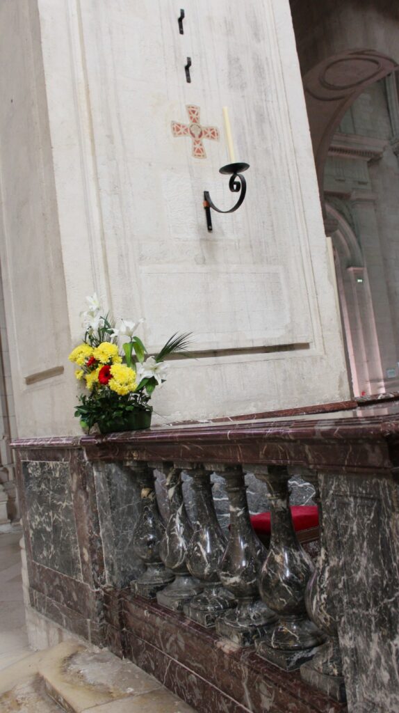 Vues intérieures de la cathédrale Notre-Dame de Verdun (Meuse). Photographies en couleurs, prises de vue réalisées le samedi 4 avril 2026. Crédits photographiques : © 2020 laromagne.info par Marie-Noëlle ESTIEZ BONHOMME.