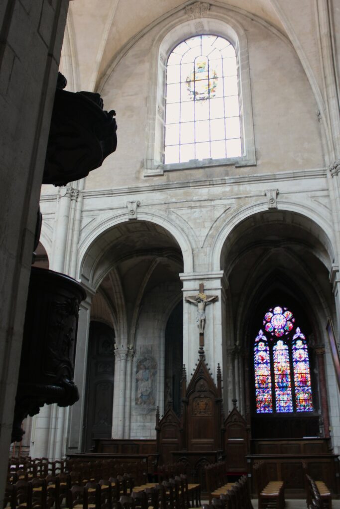 Vues intérieures de la cathédrale Notre-Dame de Verdun (Meuse). Photographies en couleurs, prises de vue réalisées le samedi 4 avril 2026. Crédits photographiques : © 2020 laromagne.info par Marie-Noëlle ESTIEZ BONHOMME.